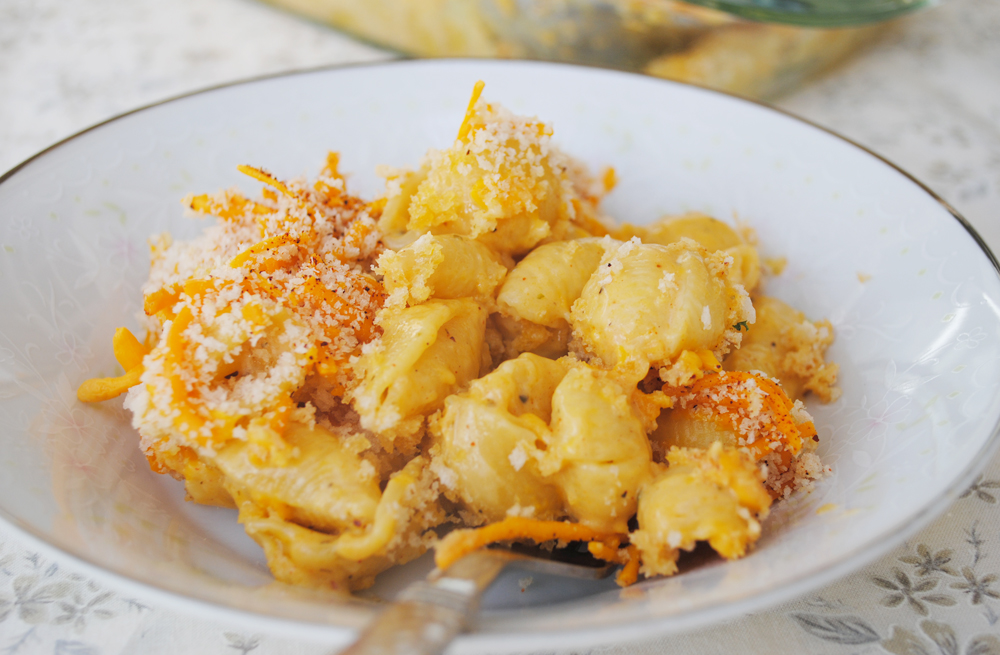 Baked mac n' cheese. Easy, vegan and sooo delicious! | www.thatwasvegan.com