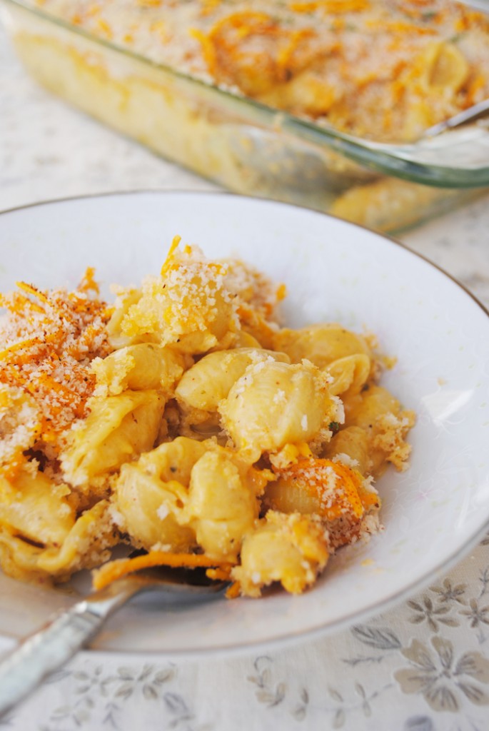 Baked mac n' cheese. Easy, vegan and sooo delicious! | www.thatwasvegan.com