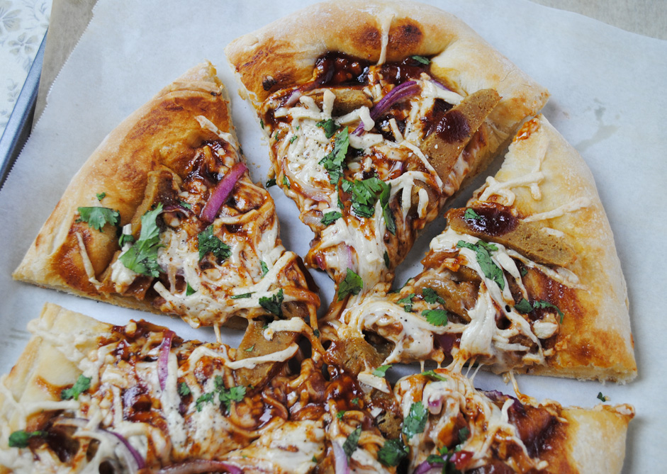 Delicious and easy vegan BBQ Chick'n Pizza from thatwasvegan.com