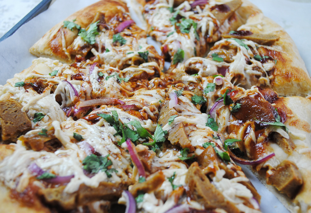 Delicious and easy vegan BBQ Chick'n Pizza from thatwasvegan.com