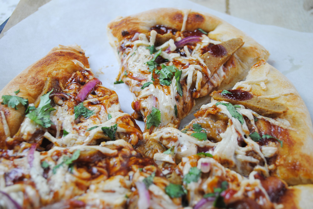 Delicious and easy vegan BBQ Chick'n Pizza from thatwasvegan.com