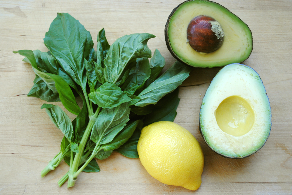 Avocado flatbread with grilled corn and sweet basil: an easy, delicious, healthy vegan meal! www.thatwasvegan.com